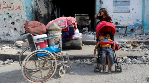 Miles de personas se han visto obligadas a salir de Ciudad de Gaza por temor a ser víctimas de bombardeos anunciados por el ejército israelí.