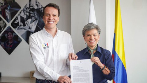Claudia López junto a su fórmula vicepresidencial, Leonardo Huerta.