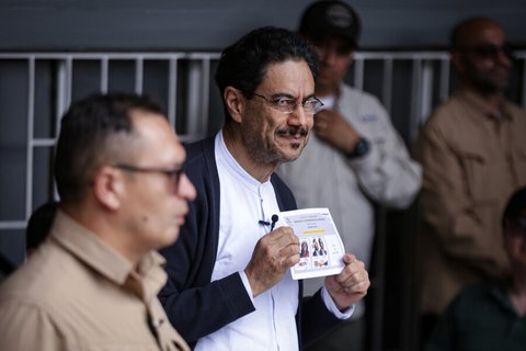 Iván Cepeda votó en el colegio San Lucas, en Bogotá, acompañado por dirigentes del Pacto Histórico y la Alianza por la Vida. Crédito: Colprensa.
